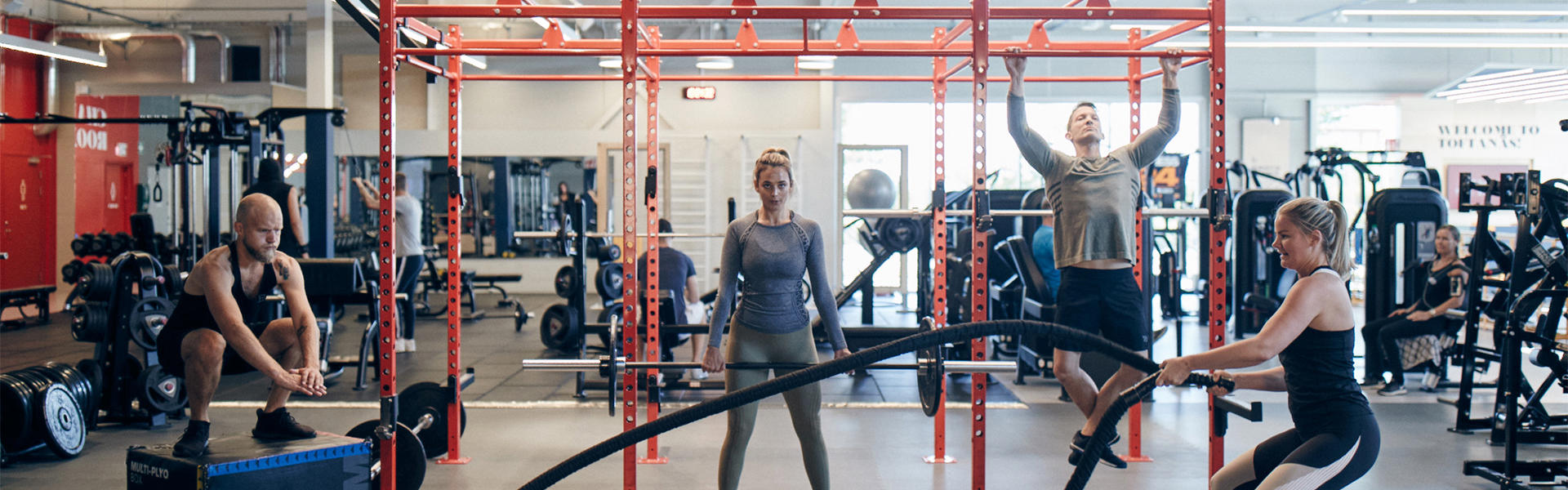 People working out together at Fitness24Seven X-court